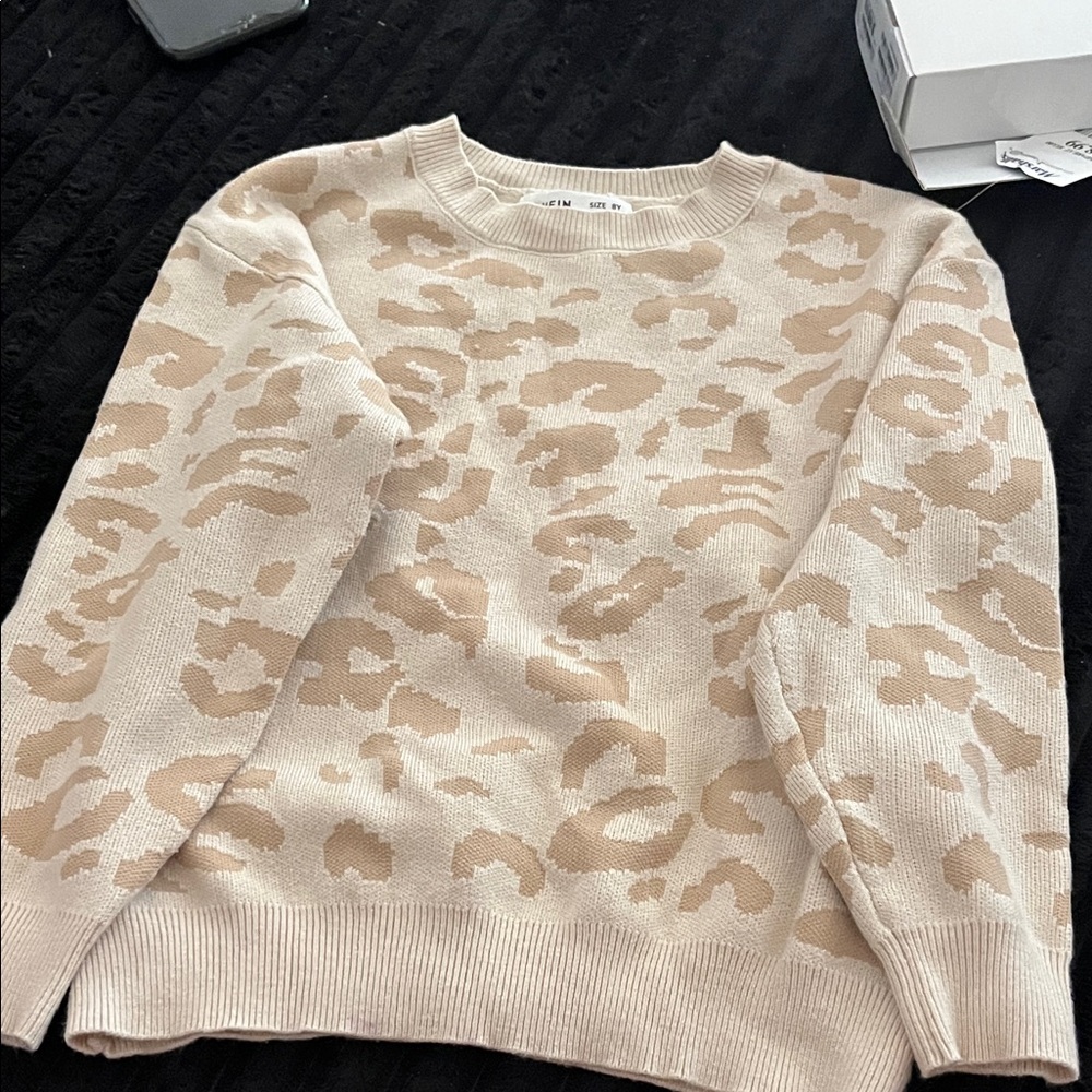 SHEIN Beige Leopard Print Kids Sweater